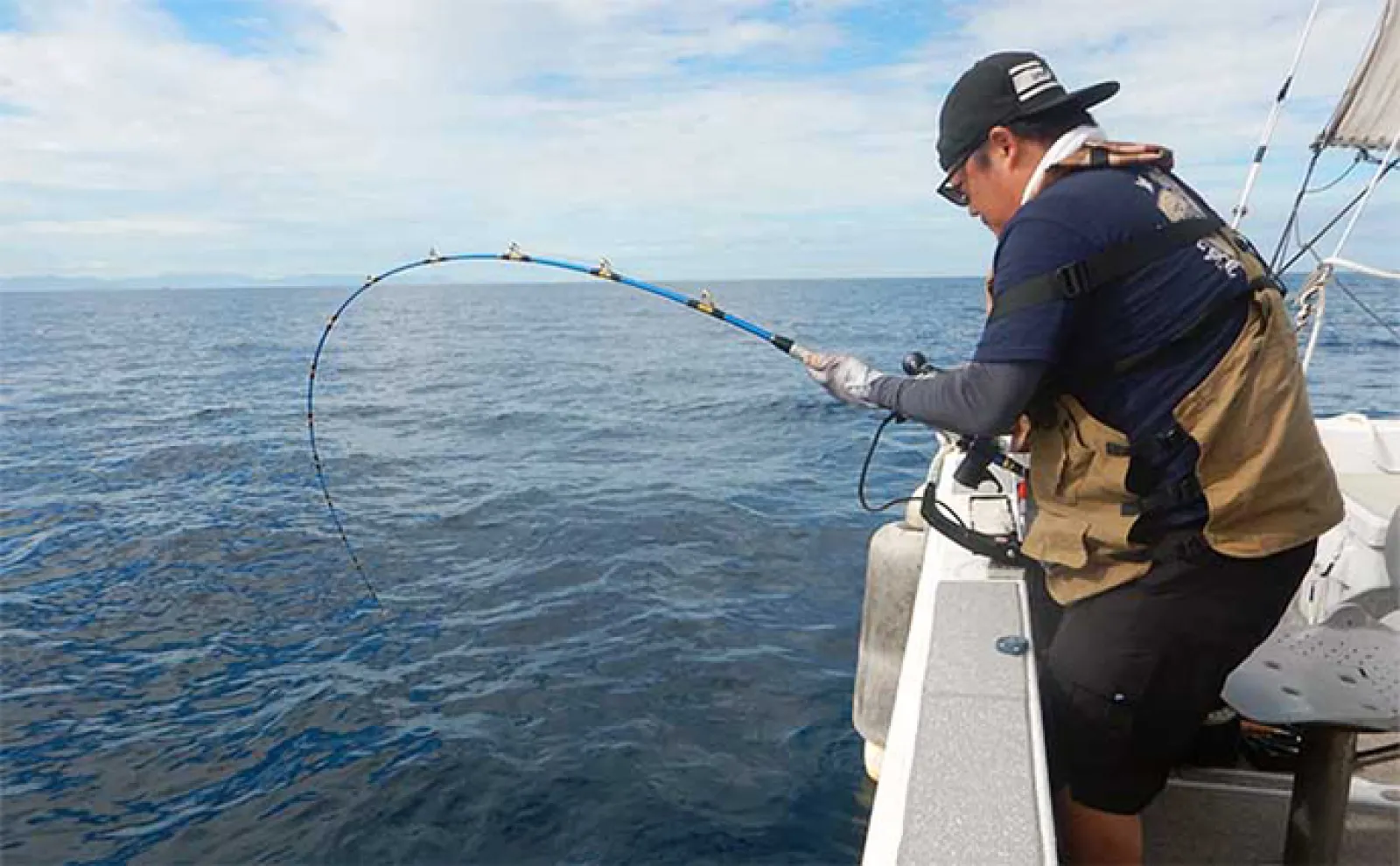 船から大型魚を狙う『落とし込み釣り』をまるごと解説【釣り方・時期・タックル】