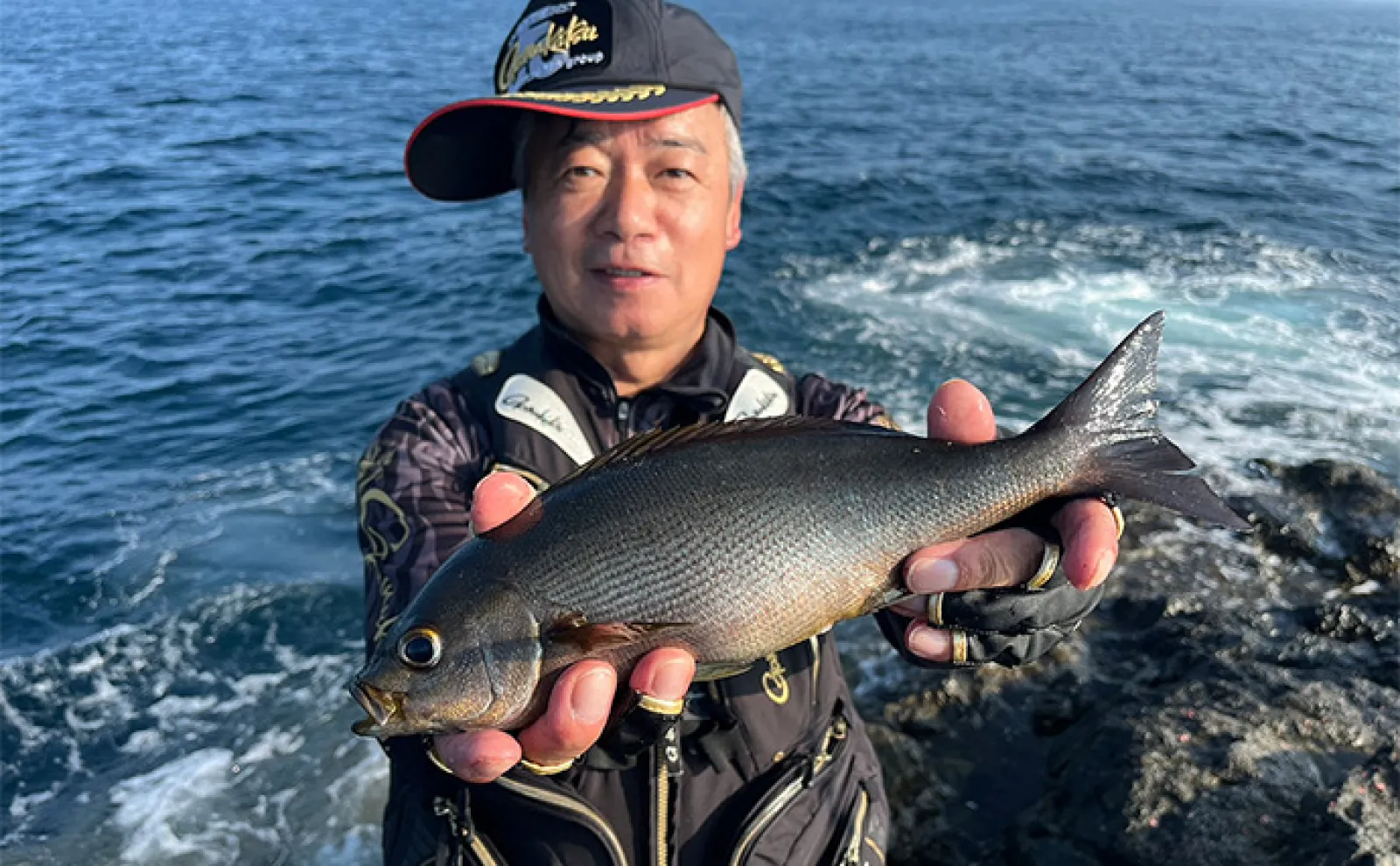 深島での磯フカセ釣りでカツオに良型イサキにオナガグレと多彩釣果に大