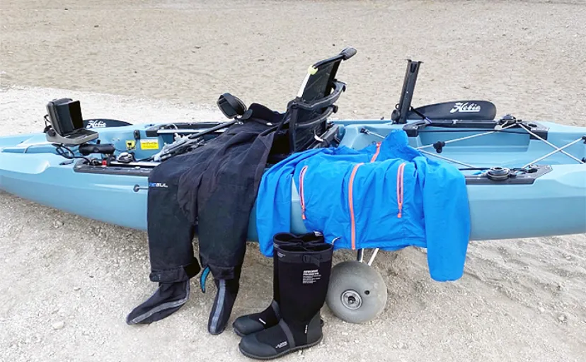 冬のカヤックフィッシングの【防寒防水アイテム】を徹底解説 上下分割型ドライスーツがイチオシ