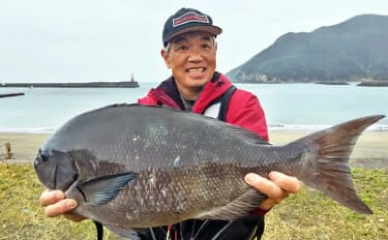 大物獲ったでごわす！」磯フカセ釣りで64cm3.3kg尾長グロ堂々浮上