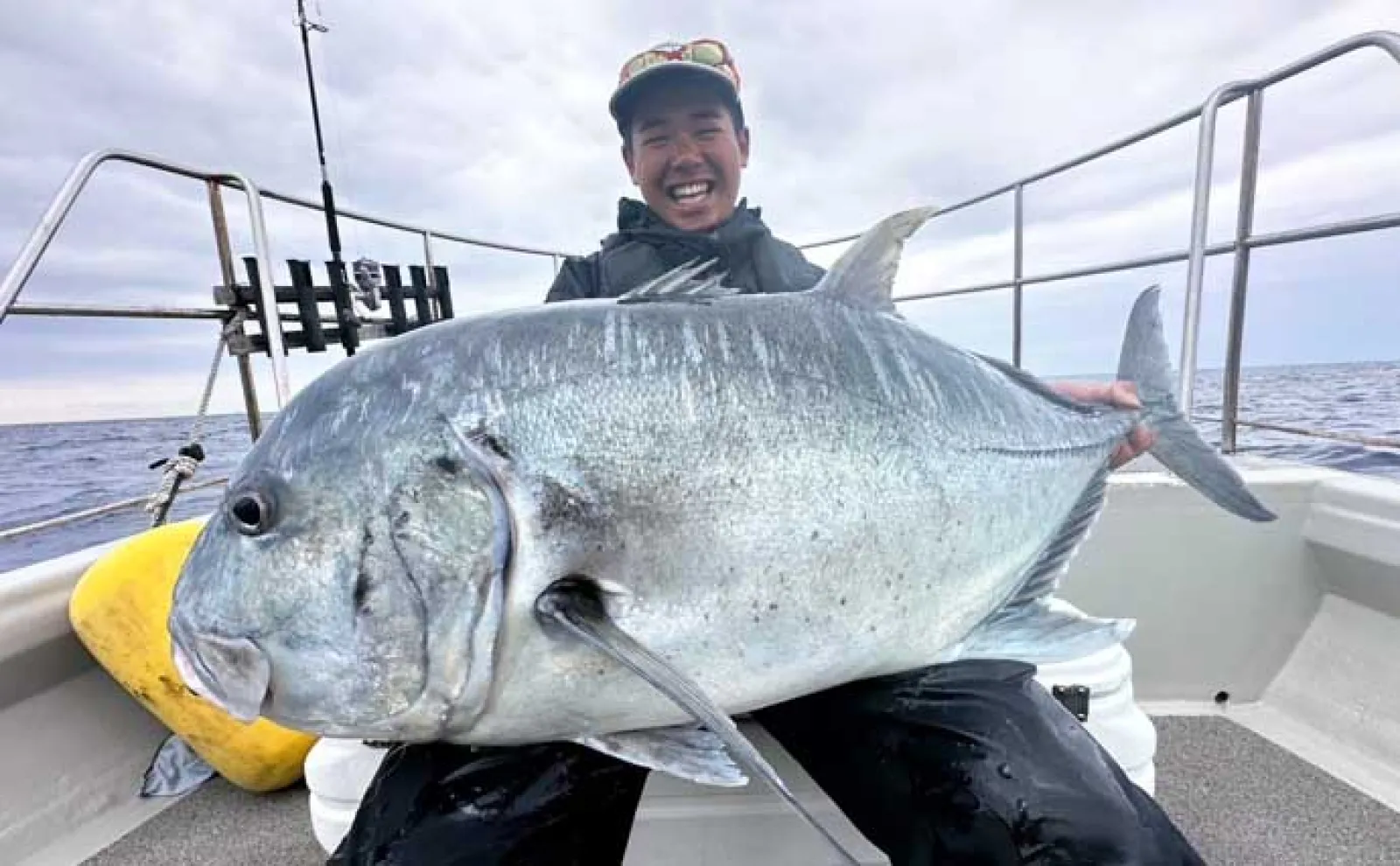 沖縄でのボートGTフィッシングで36kg頭にロウニンアジ船中3尾浮上！【キャプテンズオキナワ】