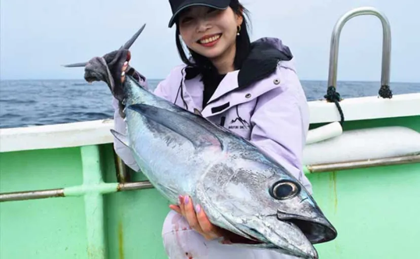 トンジギ初挑戦でビンナガ2匹に大満足【三重・引本浦沖】電動ジギングで連続キャッチ成功