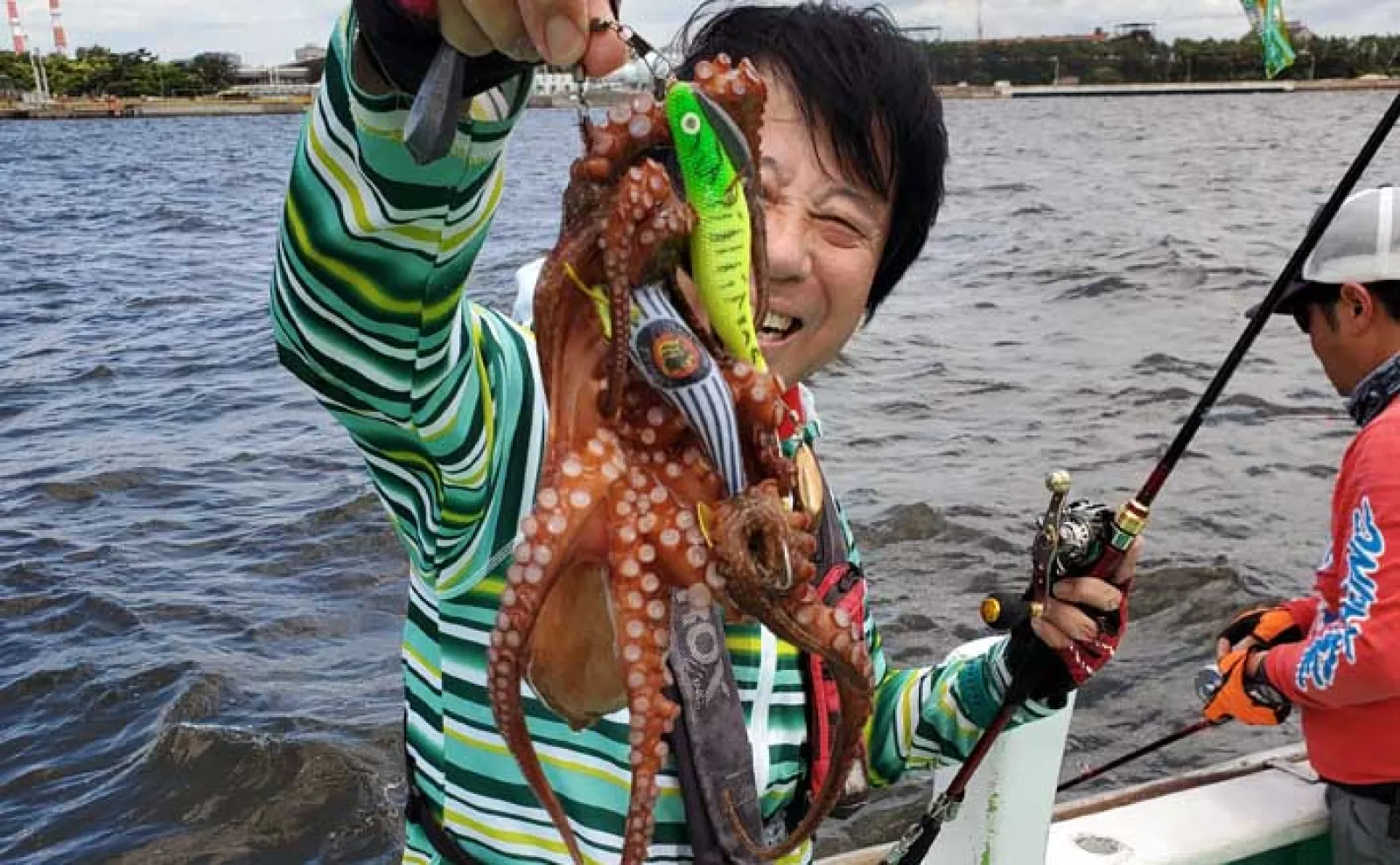 2.3kg級大ダコ浮上！」東京湾のエギタコ釣りで1kg超えを続々キャッチ