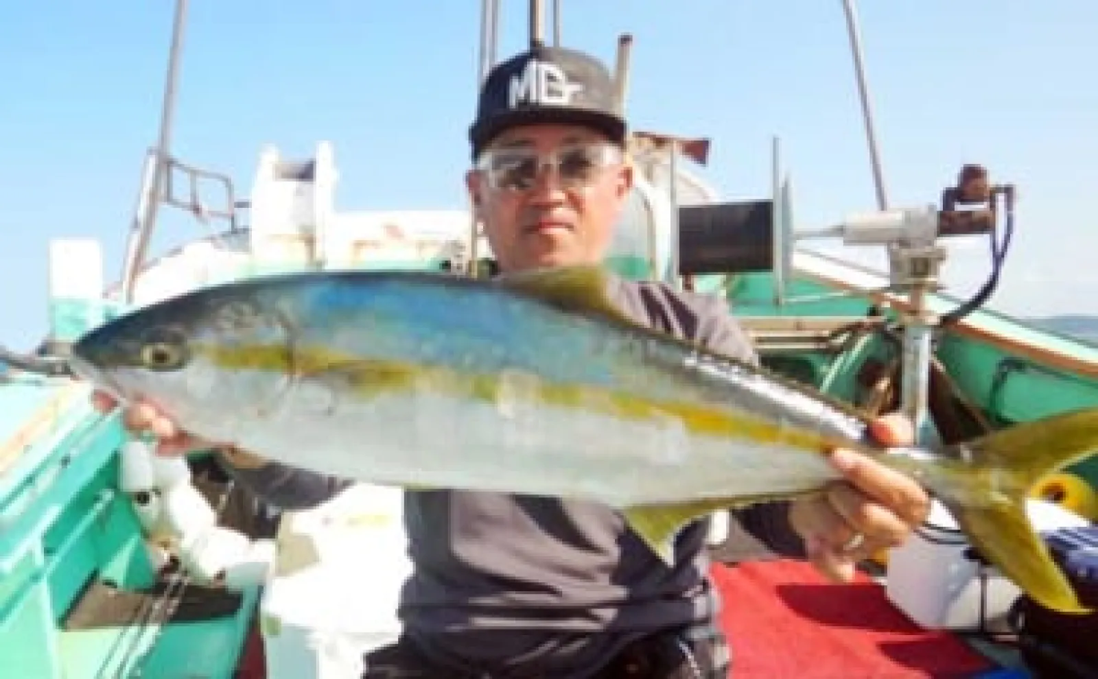 親子で挑んだ落とし込み釣りで豪快ヒット！5kg級ヒラマサをタモ入れ