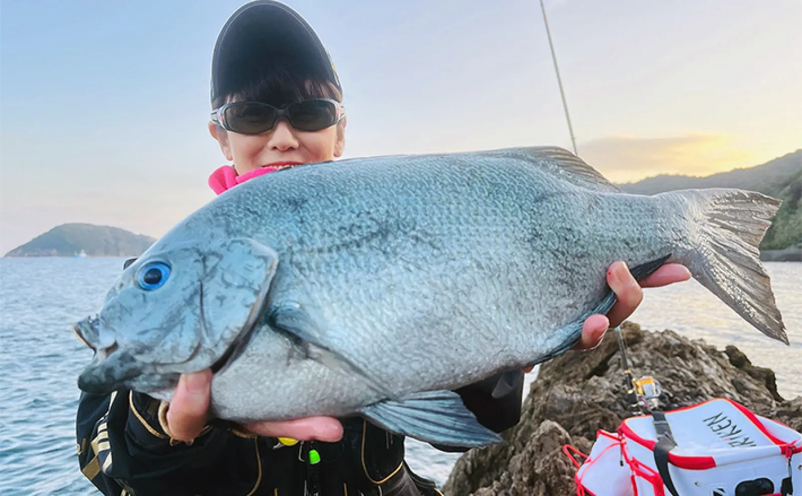 磯フカセ釣りで48cmクロ（メジナ）が浮上！【大分】好ゲストにシマアジ