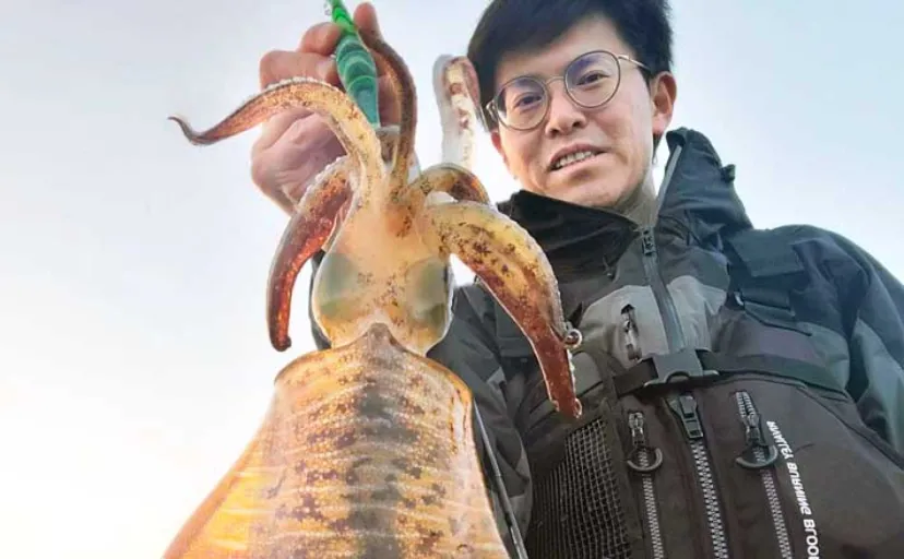 波止エギングで900g筆頭にアオリイカ2尾のキャッチに成功！【西海・長崎】