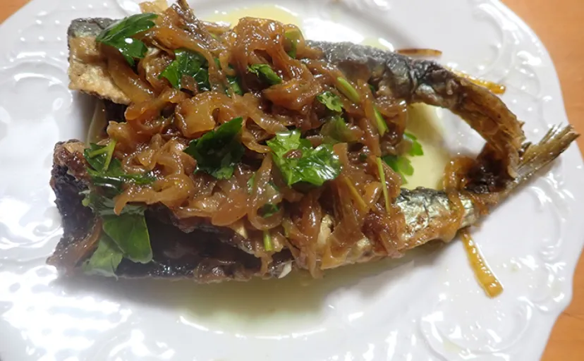 釣魚で作る「キリッと冷えた白ワインに合う」レシピ：マイワシのマリネ