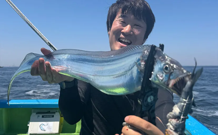 東京湾テンヤタチウオ釣行で「ドラゴン級」ヒット！【一之瀬丸】誘いの精度が上がるシャツも検証