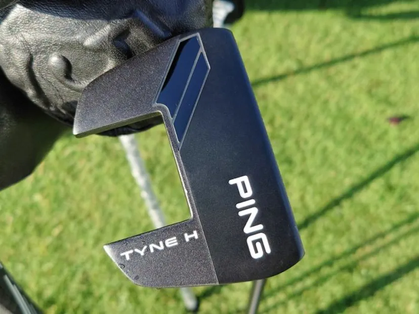 
				ありそうでなかった？ 『TYNE H』はクランクネックの角型パター
			