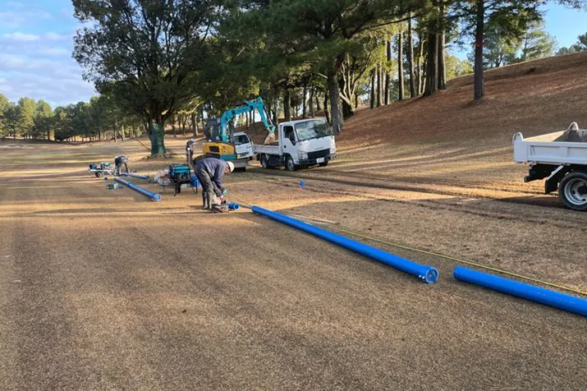 
				コース内のスプリンクラーは数百個、配管は総距離20km超、その他システムを含めると……水回り総額は3億円以上！
			