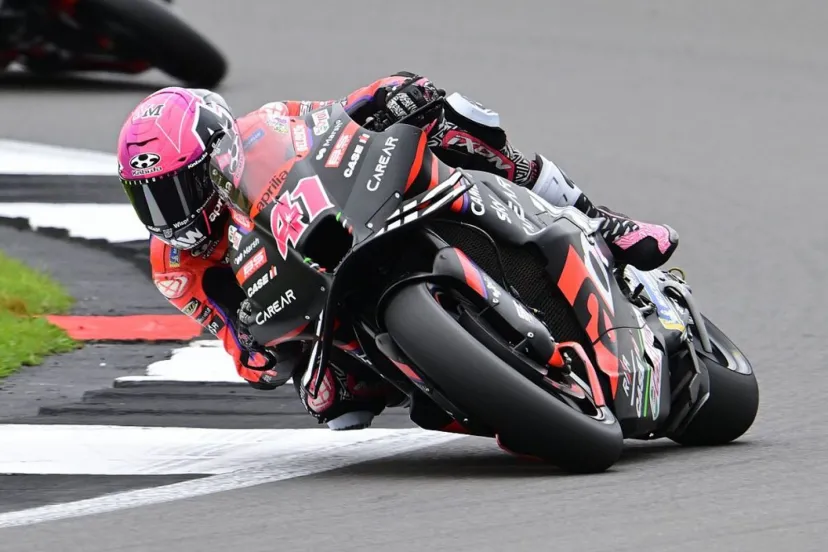 アレイシ・エスパルガロ、最終周の渾身オーバーテイクで逆転優勝！　難コンディションのレース制す｜MotoGPイギリスGP