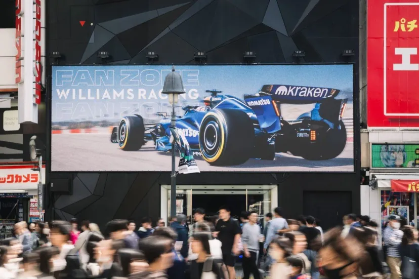場所は渋谷のど真ん中！　ウイリアムズF1の特設イベント「ファンゾーン」がオープン。コマツ製“ダンプカー”シミュレータも