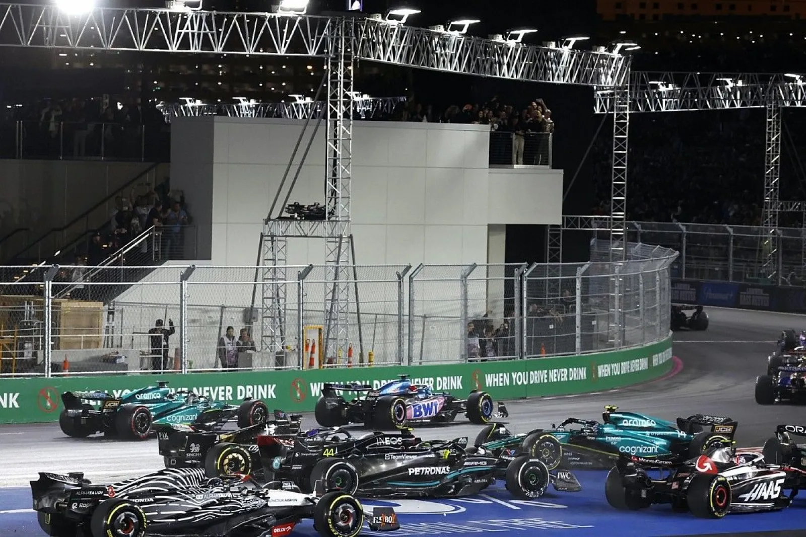 F1ラスベガスGP、決勝レース直前にも“ハプニング”。ドライバーズ