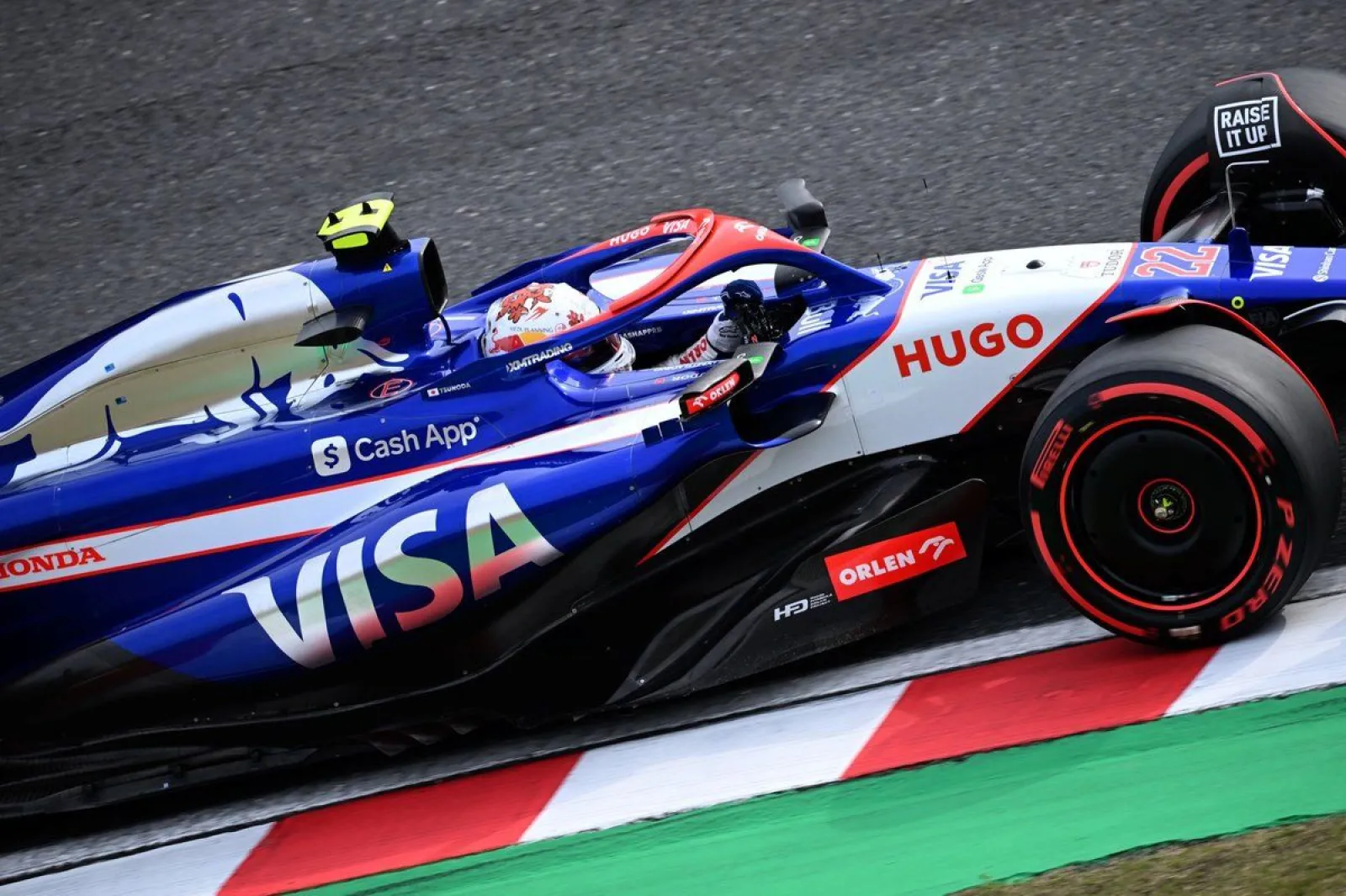 角田裕毅、10位で母国GP初入賞！ 10万人超えるファンの大拍手受ける