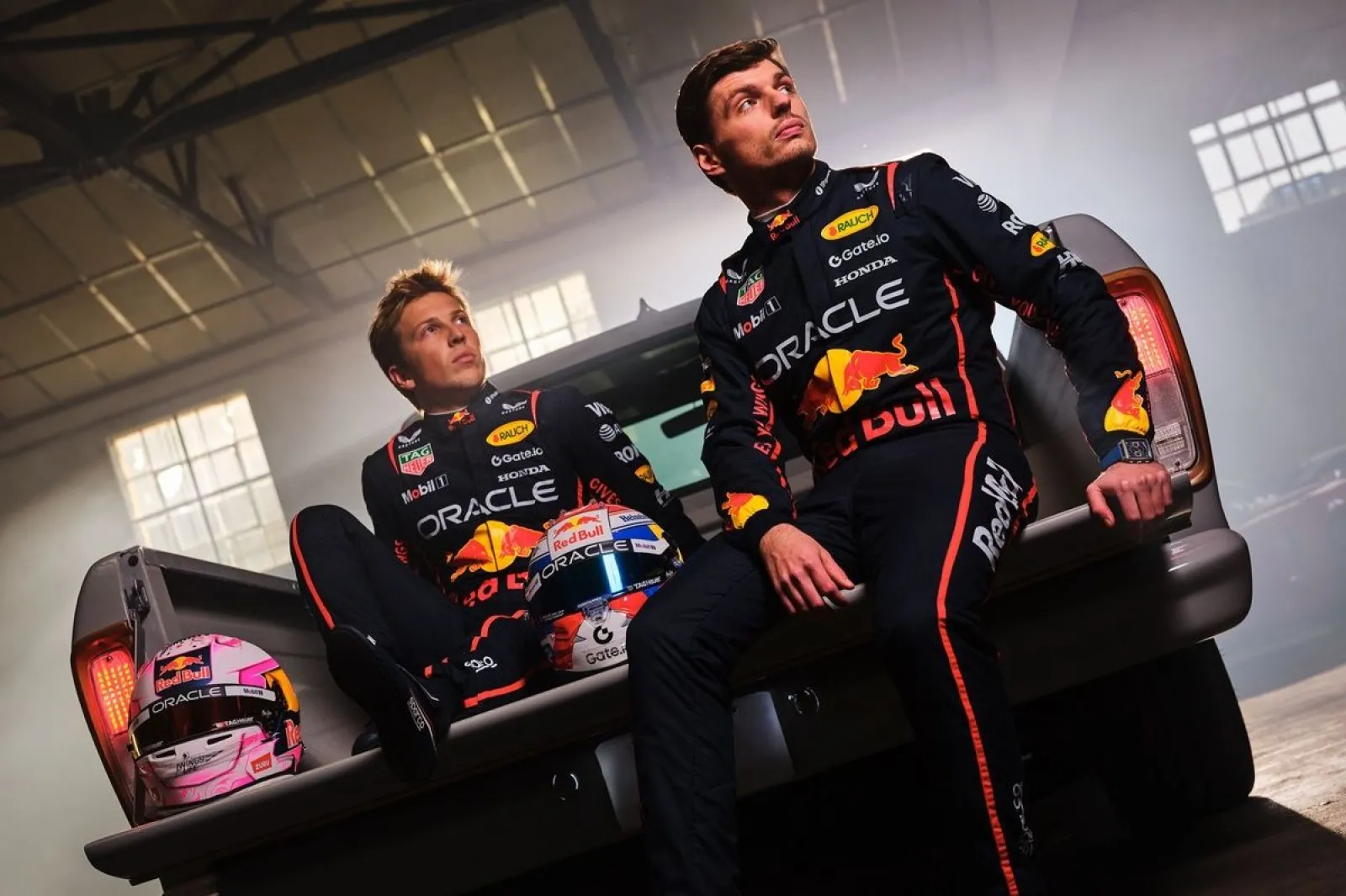 レッドブルF1の2025年用レーシングスーツが発表。側面のストライプの