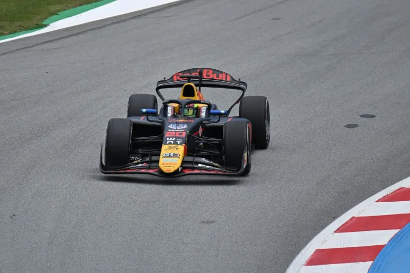 レッドブル育成ハジャーが今季3勝目！　トップチェッカーのクロフォードは、アンセーフリリースに泣く……宮田莉朋17位｜FIA F2シルバーストン フィーチャーレース