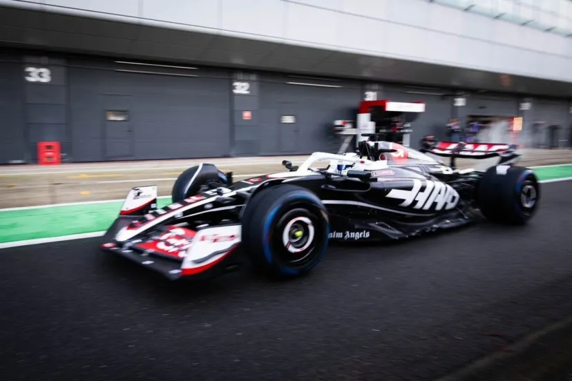 ハースF1、2024年マシンのシェイクダウンを雨のシルバーストンで実施。カラーリング発表時からマシンに変化も？