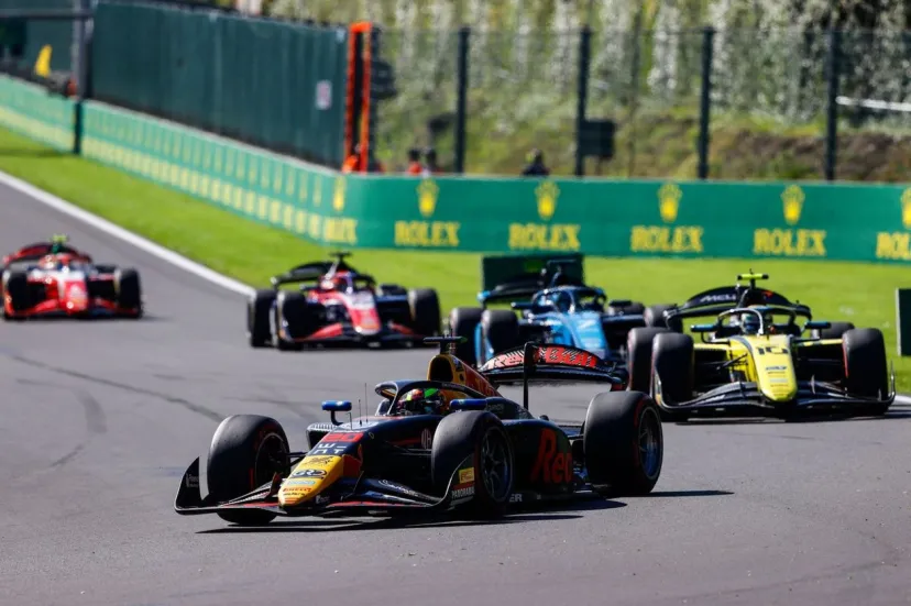 レッドブルF1育成ハジャー、今季4勝目。宮田莉朋は怒涛のポジションアップで連続入賞｜FIA F2スパ フィーチャーレース