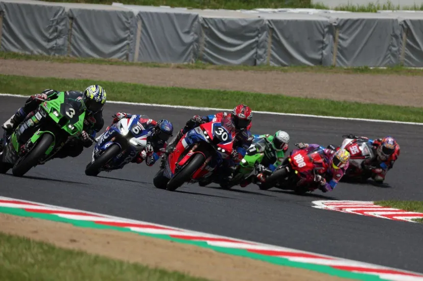 鈴鹿8耐、決勝がスタート！　ドゥカティ、ホンダ、ヤマハ三つ巴のバチバチバトル……30号車HRCがリード中