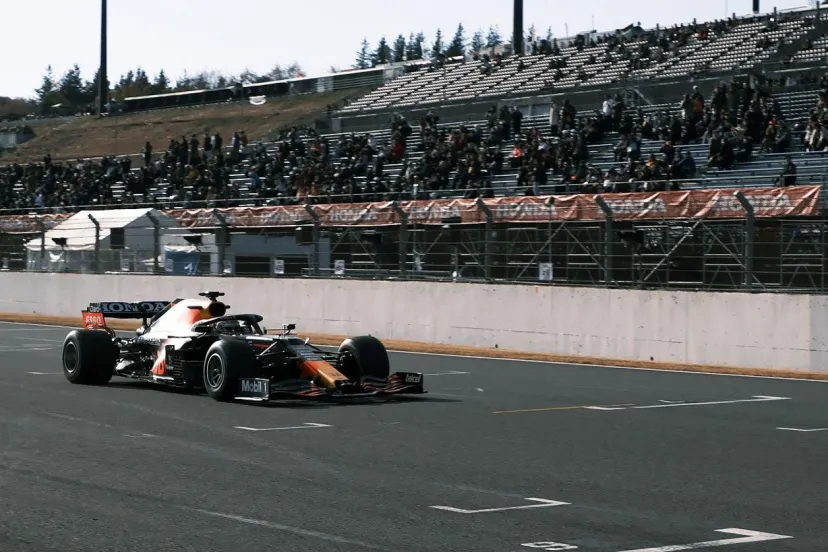 野尻智紀、集まったファンの前でF1ドライブ！　レッドブル・ホンダRB16Bと岩佐歩夢駆るSF23がもてぎで共演
