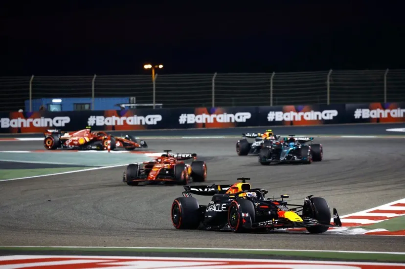今年も強いぞフェルスタッペン！　2位ペレスに大差で優勝。RBはチームオーダー不発で角田裕毅14位｜F1バーレーンGP決勝