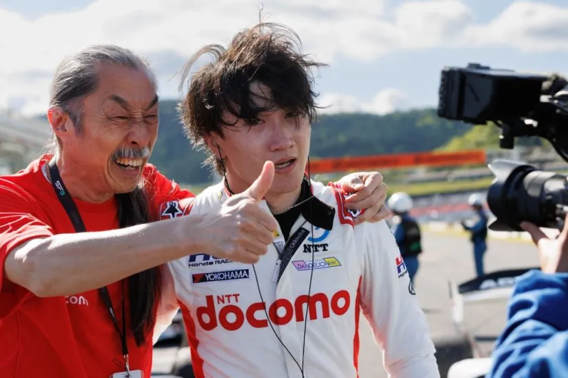 初優勝・牧野任祐の涙に、ダンディライアン村岡総監督も感極まる。苦悩する若武者に密かに感じていたシンパシー「自分を見ているようだった」｜スーパーフォーミュラ第2戦