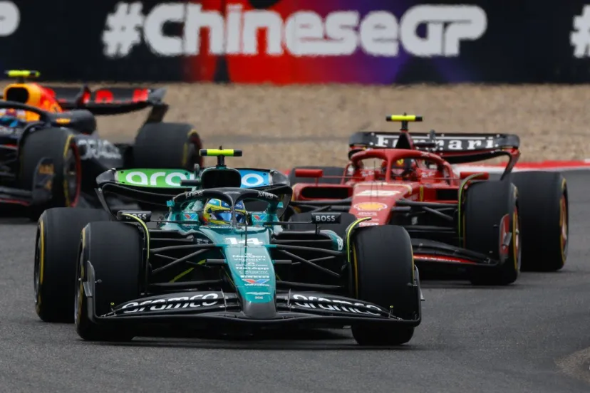 F1中国GPスプリント、接触の非はアロンソにあり！　10秒のタイム加算＋ペナルティポイント3が科される。スチュワード、レギュレーションの修正求める