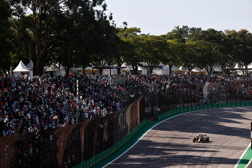 マシンが走るコースに大集団が侵入。FIA、F1サンパウロGP決勝での”悲惨な結果”を招きかねない問題は「容認できない」