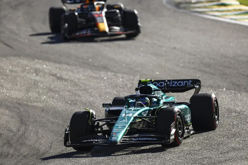 アストンマーチンF1代表、“格上”相手に怯まぬアロンソの老獪な走りにワクワク「彼は型破りな走行ラインを走っていた」