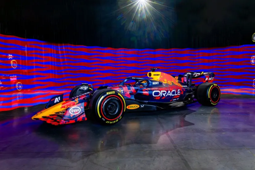 レッドブルRB20が赤に染まる！　ファン作成のF1イギリスGP特別カラーリングを発表。15年テストの迷彩柄から着想