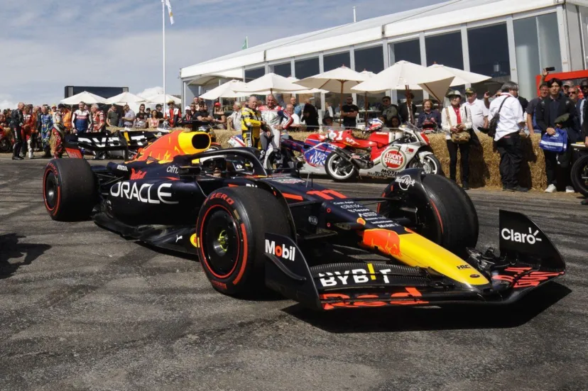 角田裕毅、レッドブルF1の現行規則マシンで急遽ドライブも「全開じゃないのでカラーリングが違うだけ」
