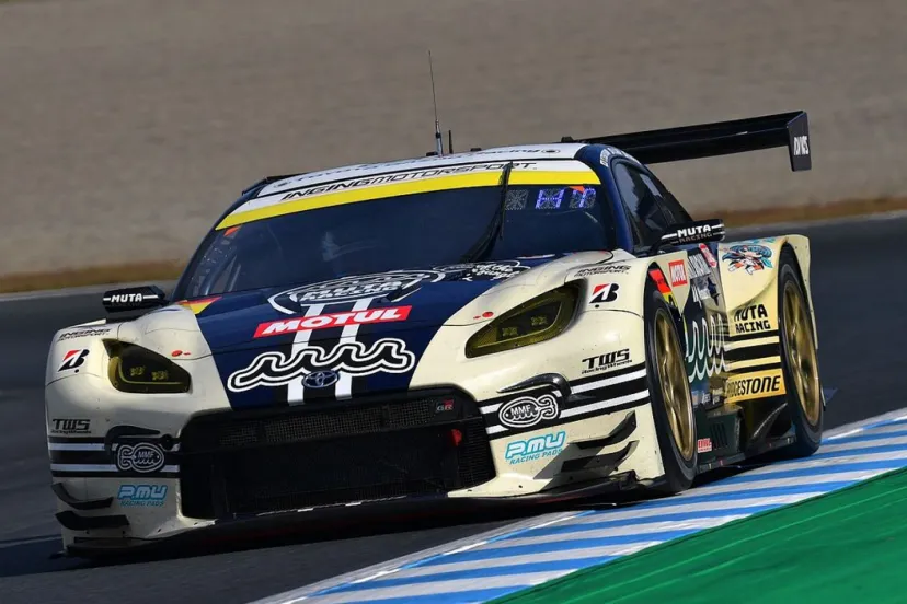 GT500は3号車Niterra、GT300は2号車mutaがポール獲得! 逆転タイトル狙うチームが躍動|スーパーGT第8戦もてぎ:公式予選タイム結果
