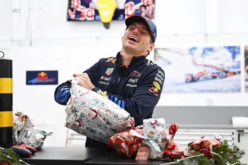 消火器に、サイコロ？　レッドブルからフェルスタッペンへのクリスマスプレゼント！