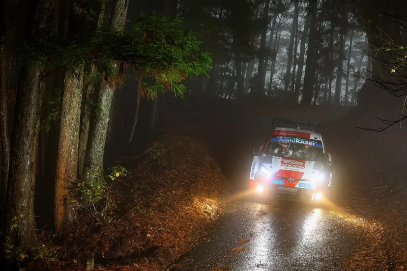 FIA、ラリージャパンのSS9が”奇妙な”赤旗中断になった理由を説明。ゼロカーは「危険な場所にいた観客に移動を促すため」コース脇に停車