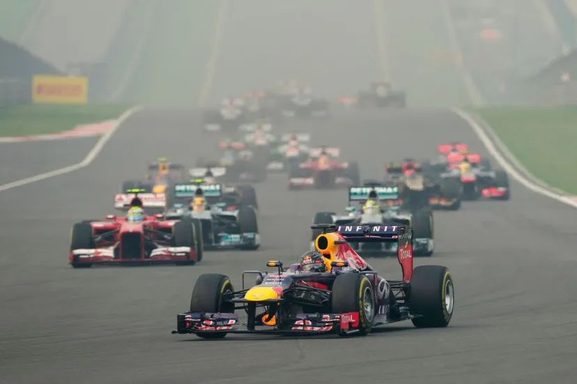 海外F1記者の視点|デカいエンジン音は正義なのか!? V8回帰に向かおうとするF1……その是非を考える