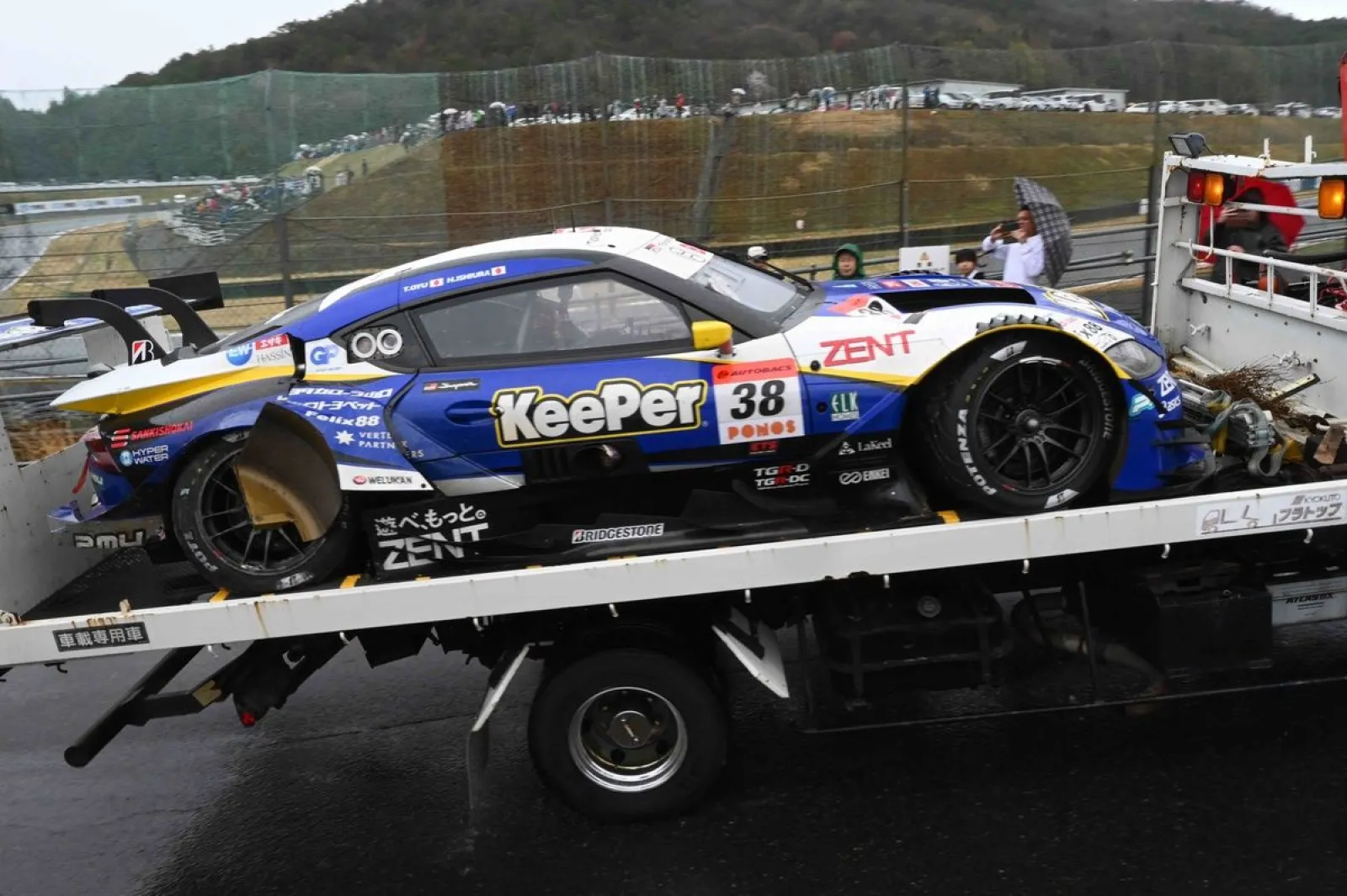 雨のスーパーGT開幕戦岡山、開始早々多重クラッシュが発生。ドライバー
