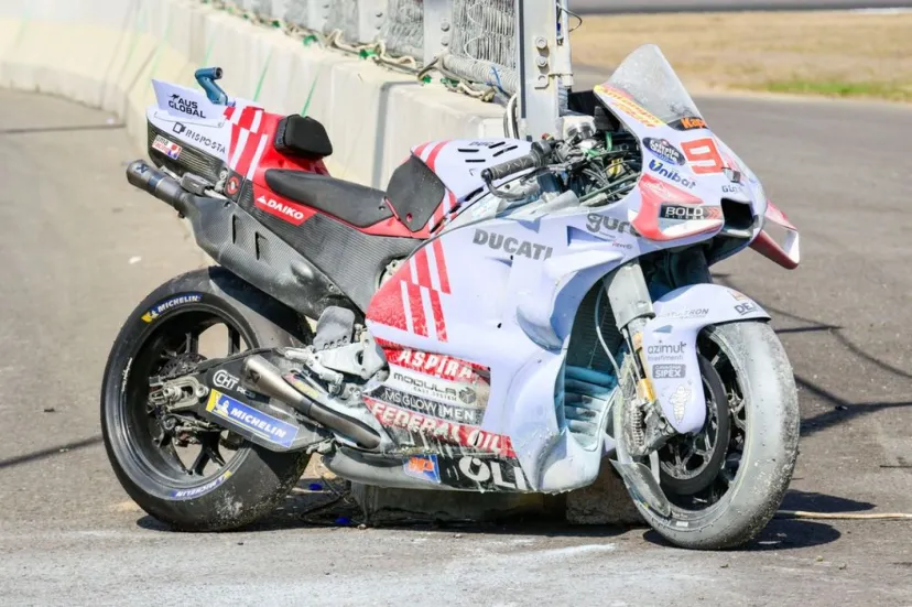 マルク・マルケス、トラブルでバイク炎上。タイトル獲得のわずかな望み絶たれるも「今シーズンの目標はすでに完了」