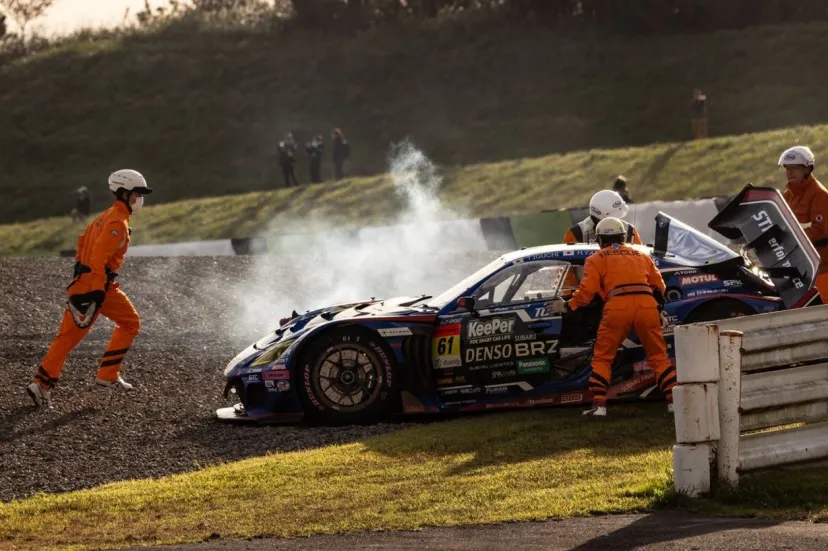 ハードクラッシュの61号車スバル井口卓人に大きな怪我なし。起因となったのはブレーキトラブルか|スーパーGT第7戦
