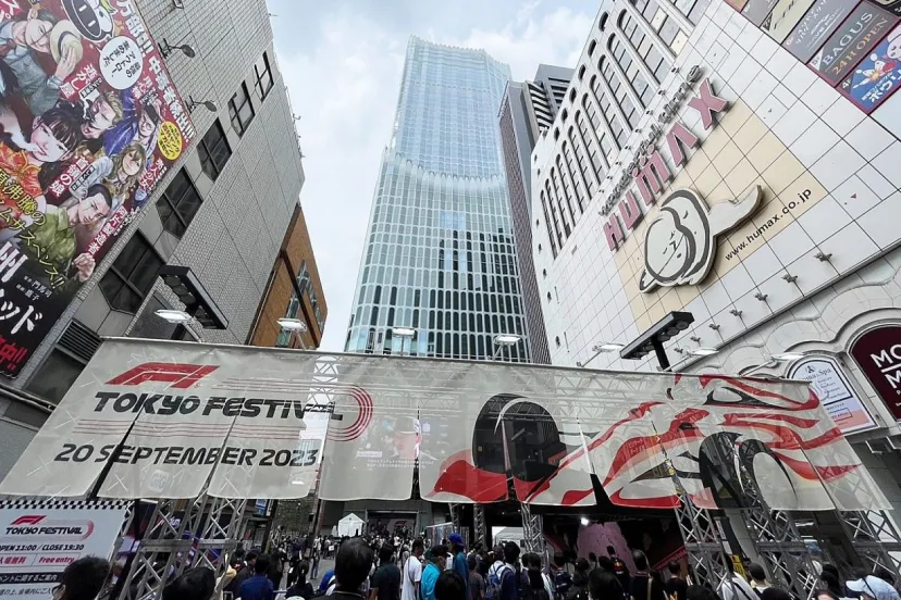 ”ホンモノ”のゴジラの前にF1が！　『F1 Tokyo Festival』が新宿・歌舞伎町でスタート。早くも大勢のファンが訪れ大盛り上がり