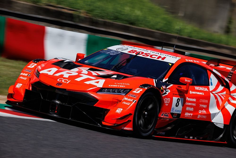 やっちゃいました……」初ポールを眼前にして痛恨のミス。8号車