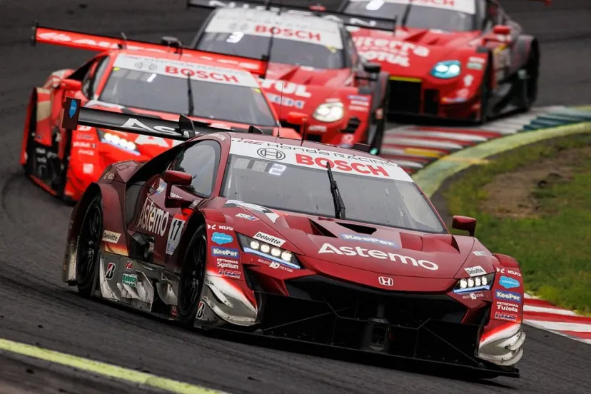 17号車Astemoが今季初勝利で一躍タイトル争いに名乗り。中盤には大クラッシュにより赤旗中断も｜スーパーGT第6戦SUGO：決勝レポート