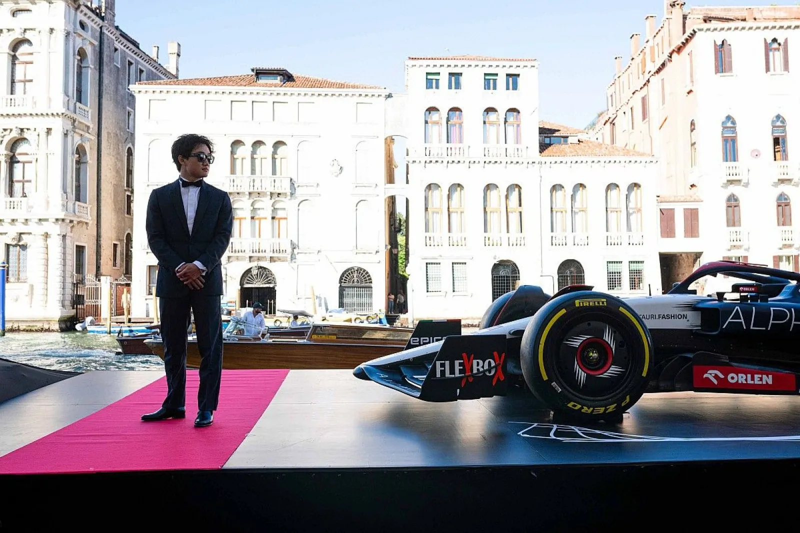 角田裕毅がタキシード姿で登場！ アルファタウリ、F1チームの裏側に