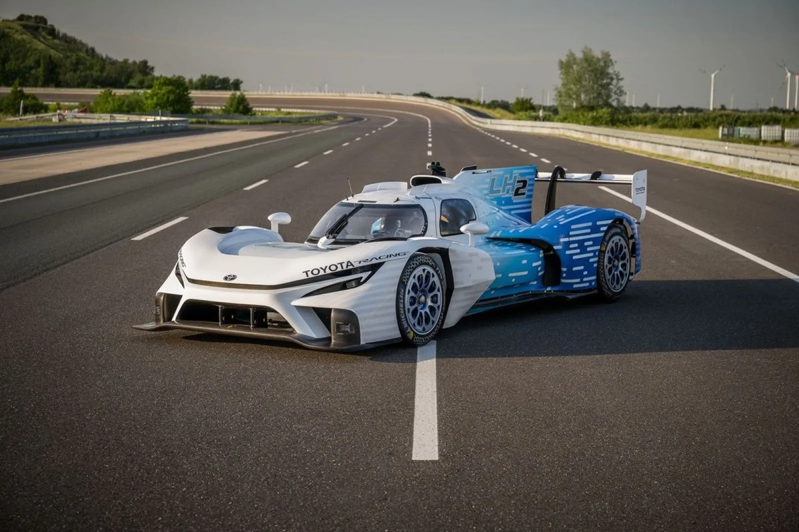 トヨタ、WEC車両ベースの液体水素車『TR LH2 Racing Prototype』の