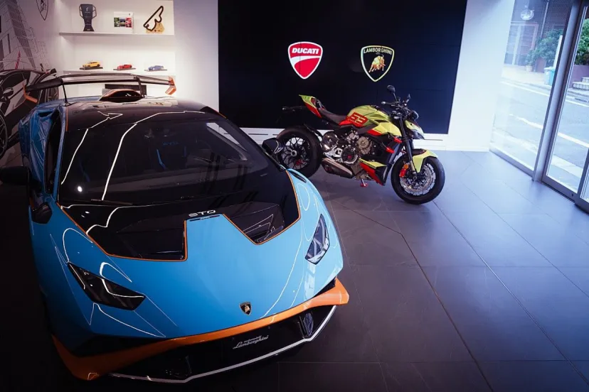 “ランボルギーニ”コラボのドゥカティ・ストリートファイターV4が日本初上陸。ウラカンSTOから着想得た限定630台の過激スタイリング