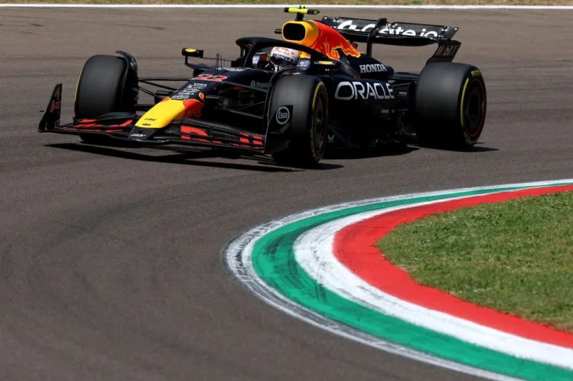 レッドブル角田裕毅、F1エミリア・ロマーニャGP予選Q1でマシンがひっくり返る大クラッシュ！　セッションは赤旗中断