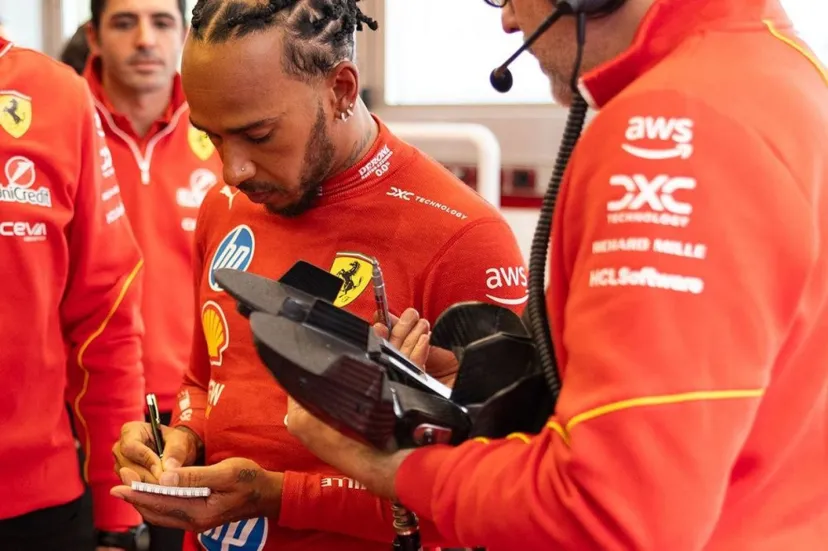 かつてのベッテルとの共通点？　フェラーリ移籍ハミルトンの手には“メモ”。テスト初回でも完璧主義者ぶりを発揮