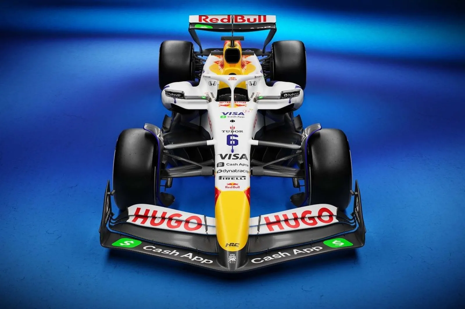 氏家駅前さくらテラスで、レーシングブルズのF1マシンと今年の