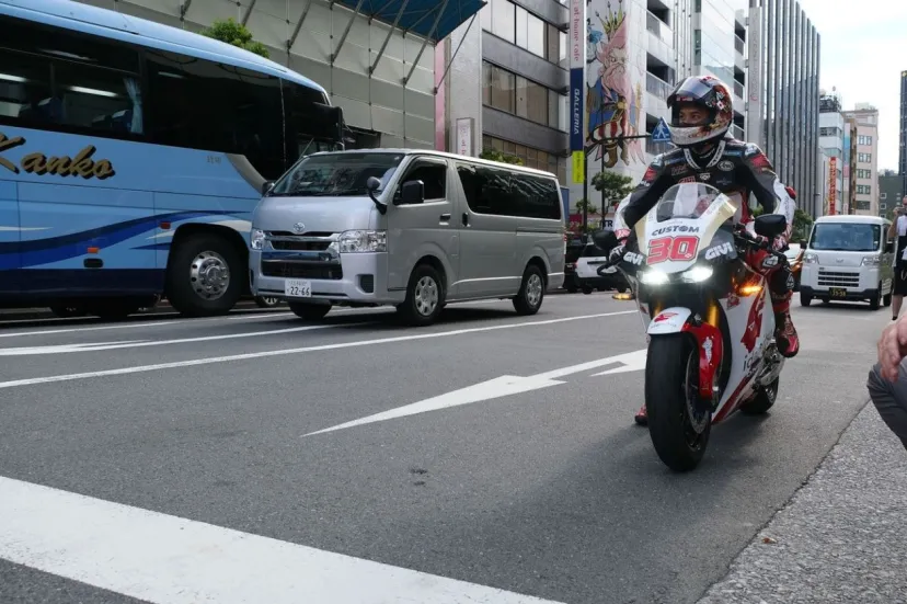 意外な組み合わせ？　東京・秋葉原にMotoGPマシンが集結。中上貴晶はレプリカマシンで登場し沸かせる｜MotoGP日本GPプレイベント