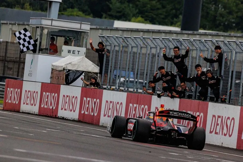 大事故で始まった波乱のレースを野尻智紀が快勝。宮田、ローソンらとのタイトル争い激化し最終ラウンドへ｜スーパーフォーミュラ第7戦