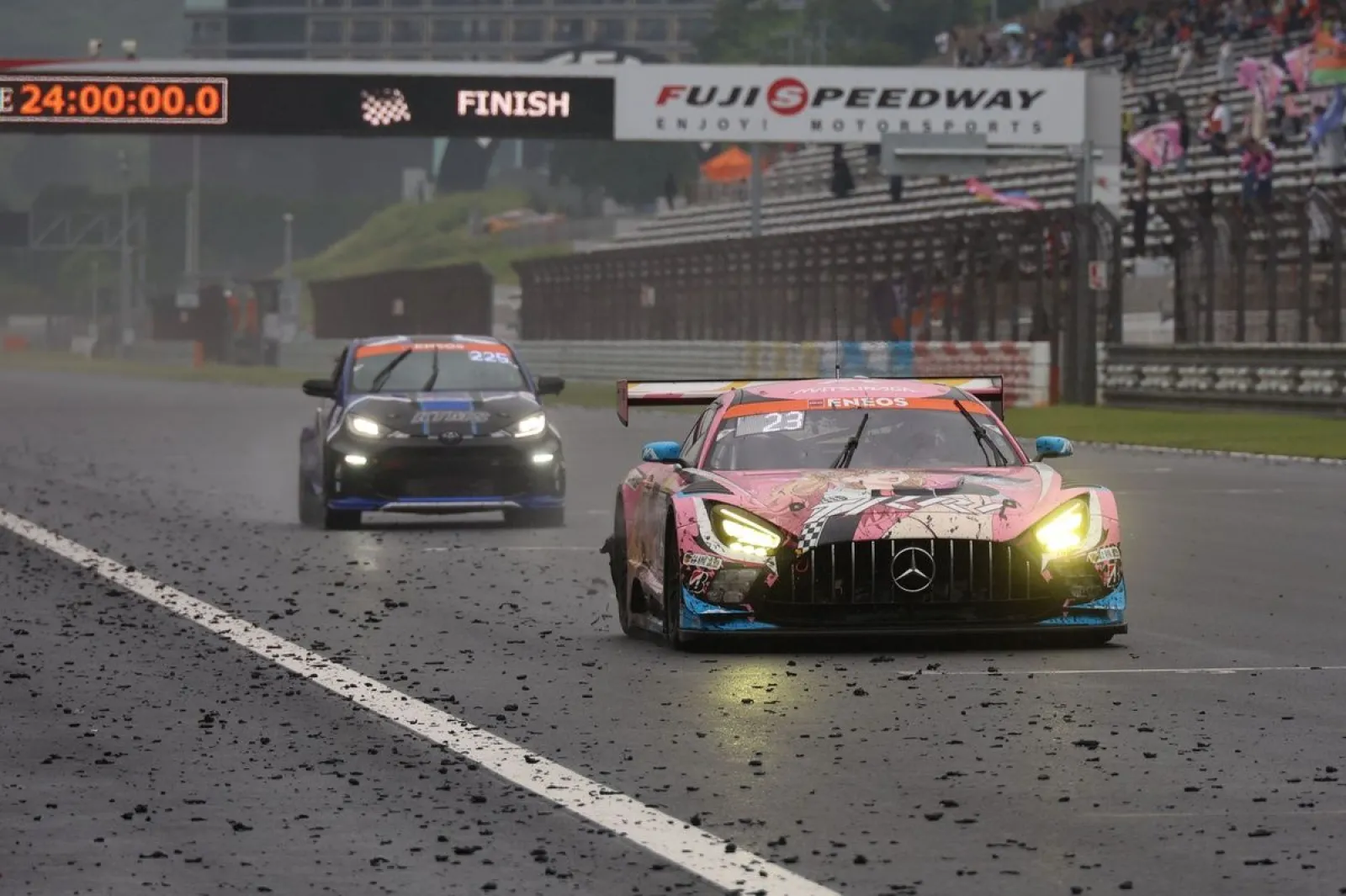 微妙な雨にも動じず。TKRI松永建設AMG GT3が連覇｜スーパー耐久富士24